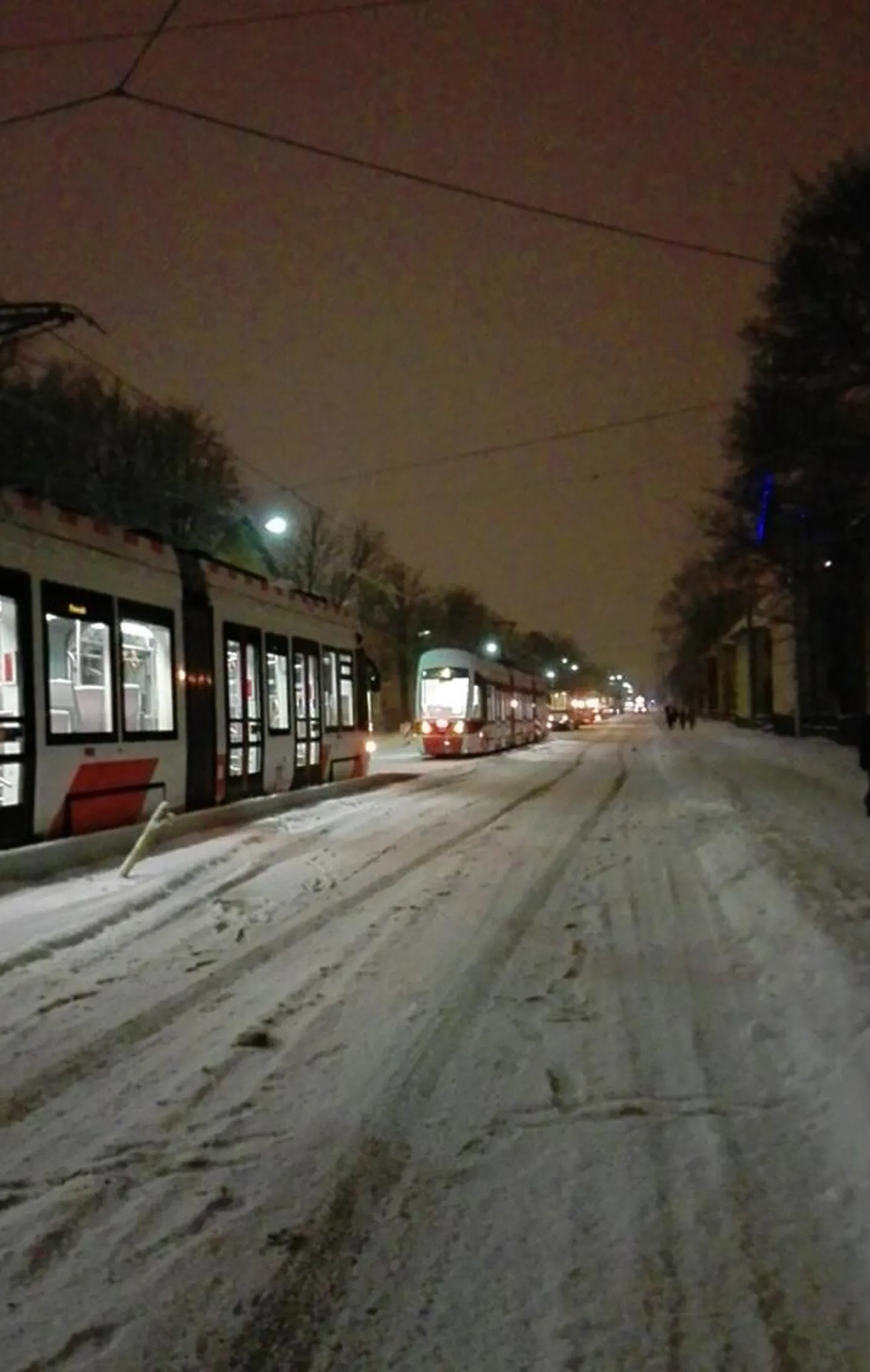 Trammis sai viga vanem naisterahvas, trammiliiklus on häiritud.