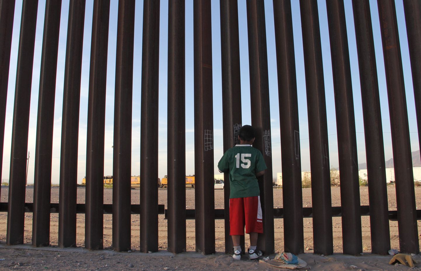 Mehhiko laps piiritara juures Juarezis.