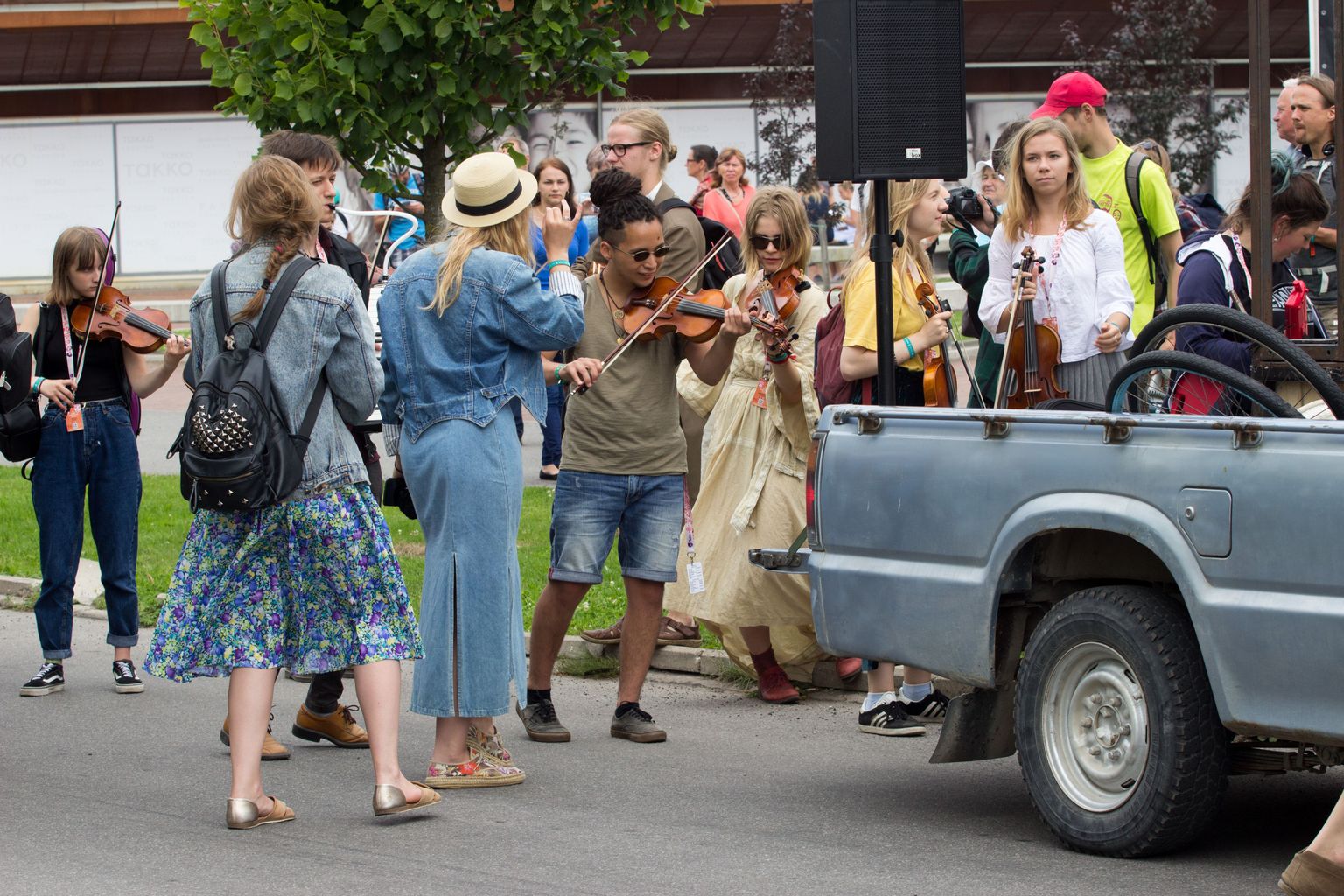 Pärimusmuusika festival algas rongkäiguga Uku keskuse eest avaetendusele Kaevumäel.