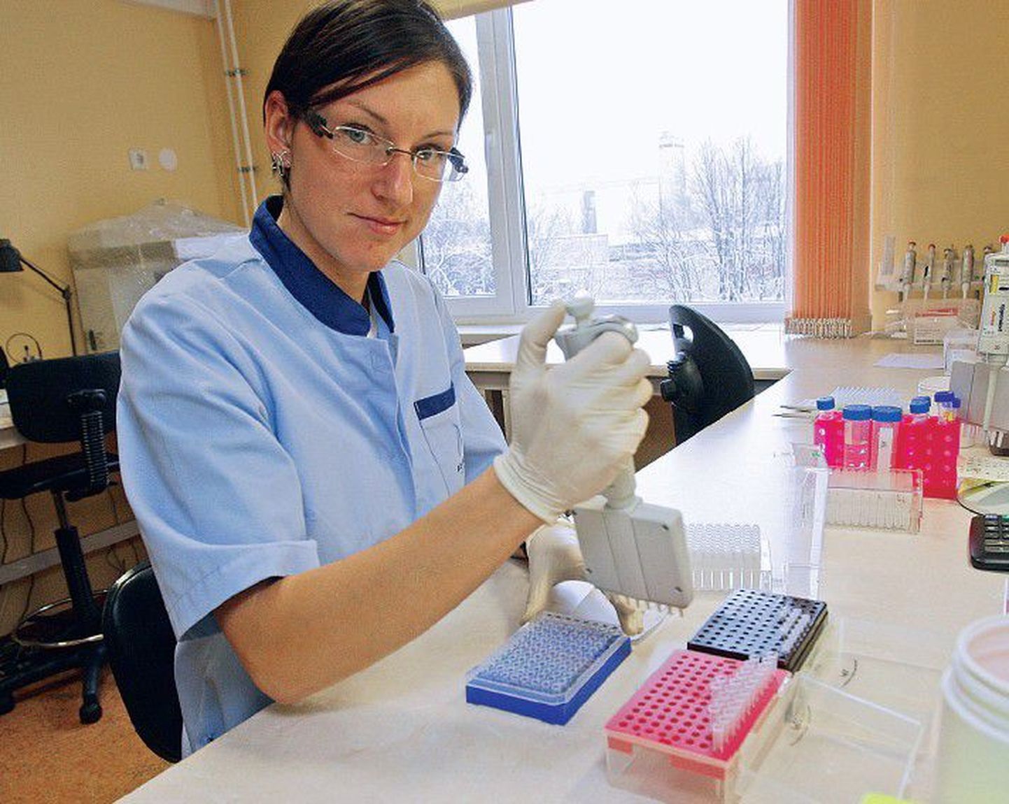 Лаборант биотехнологической фирмы Asper Biotech Кристи Пало занимается подготовкой ДНК для проведения генетического теста.
