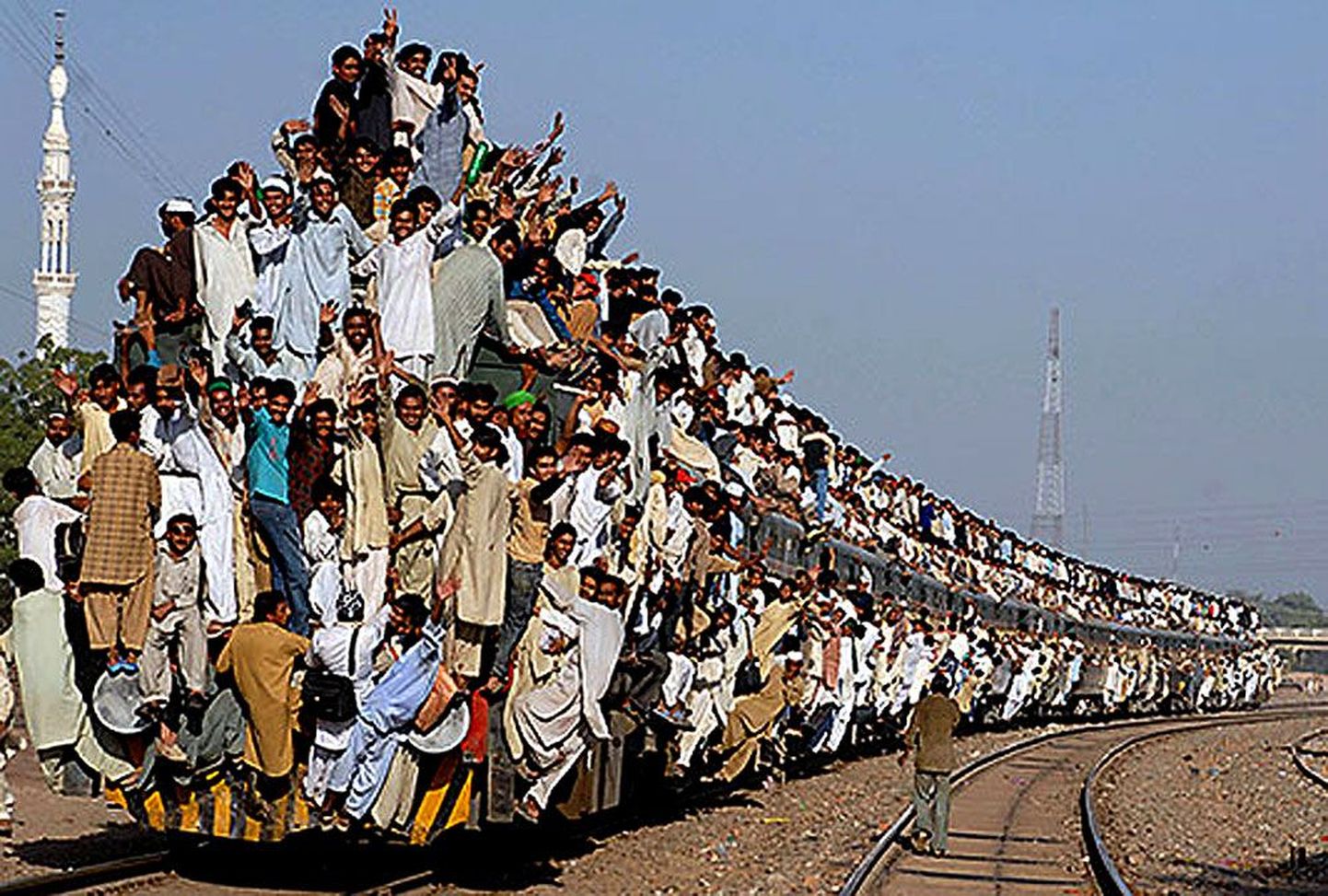 Pildil on rong Pakistanis, kui inimesed pöörduvad koju tagasi kolmepäevaselt usukogunemiselt.