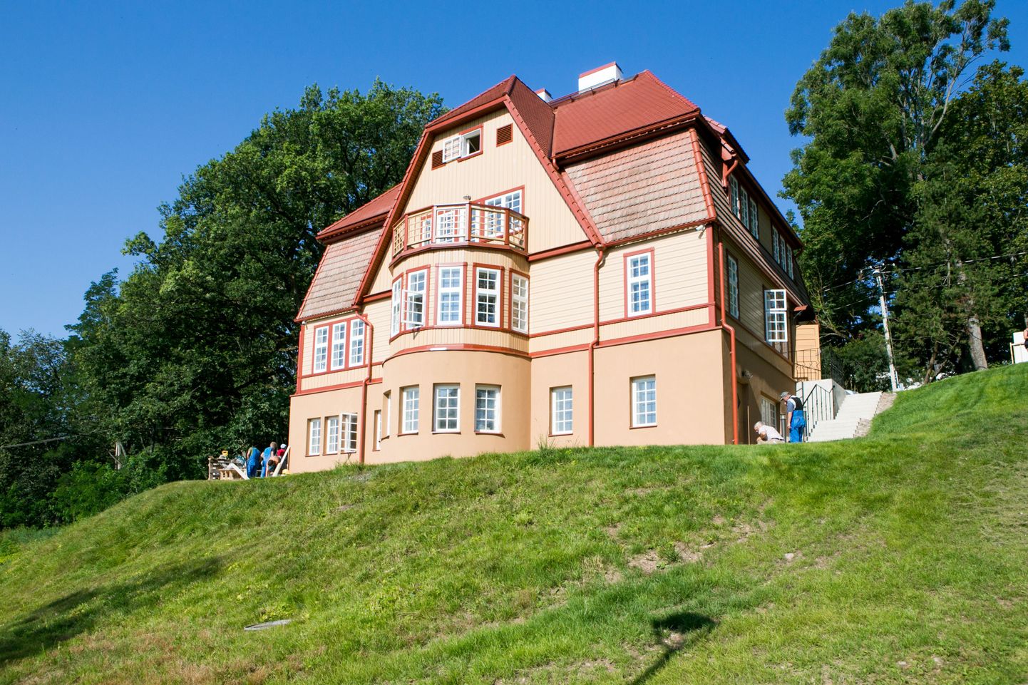Villa Nemwalzi teavad kõik, kes on mööda Trepimäge kõndinud. 15 aastat tühjalt seisnud imposantne hoone on taas korras.