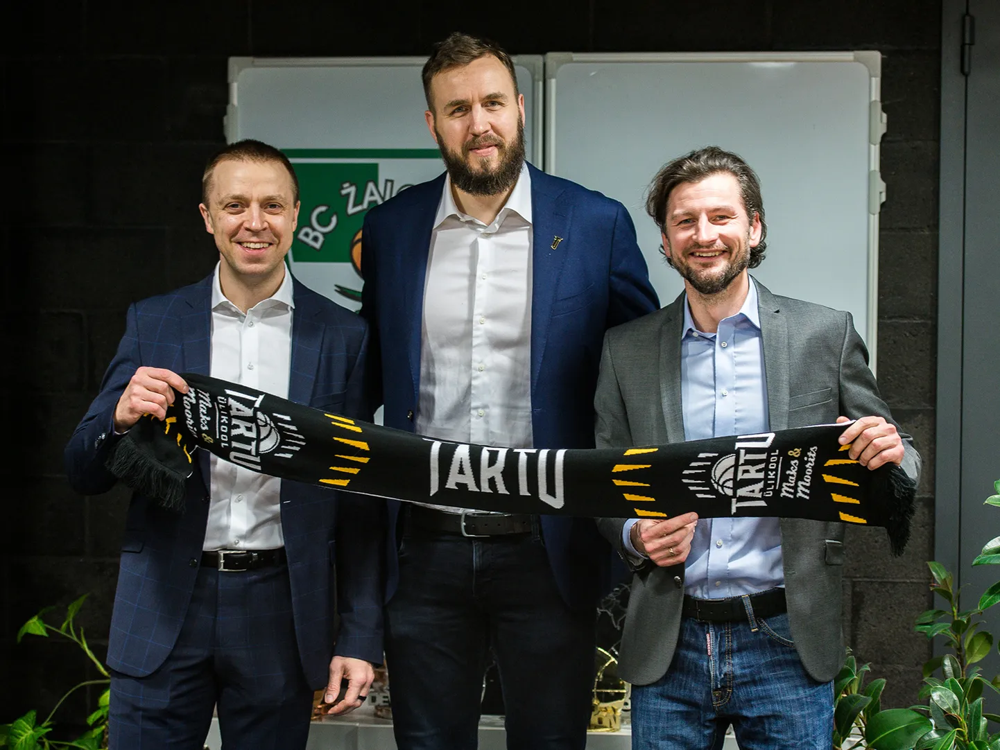 Kaunase Žalgiris ja Tartu Ülikooli Akadeemiline spordiklubi hakkavad senisest enam koostööd tegema. Fotol vasakult Paulius Motiejunas (Kaunase Žalgirise tegevjuht), Janar Talts (TÜASKi korvpalli spordidirektor), Gediminas Navickas (Kaunase Žalgirise noorteprogrammi juht).