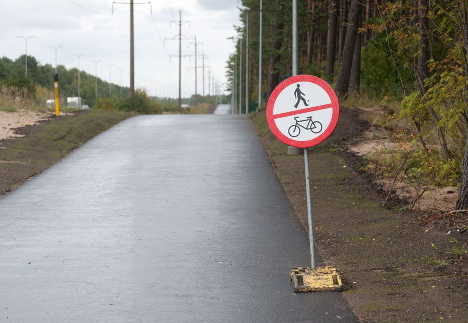 Kuigi mõnes kohas seisavad veel keelumärgid, on Järvevana tee äärse kergliiklustee ja tunneli kasutamine alates 1. septembrist ametlikult lubatud.