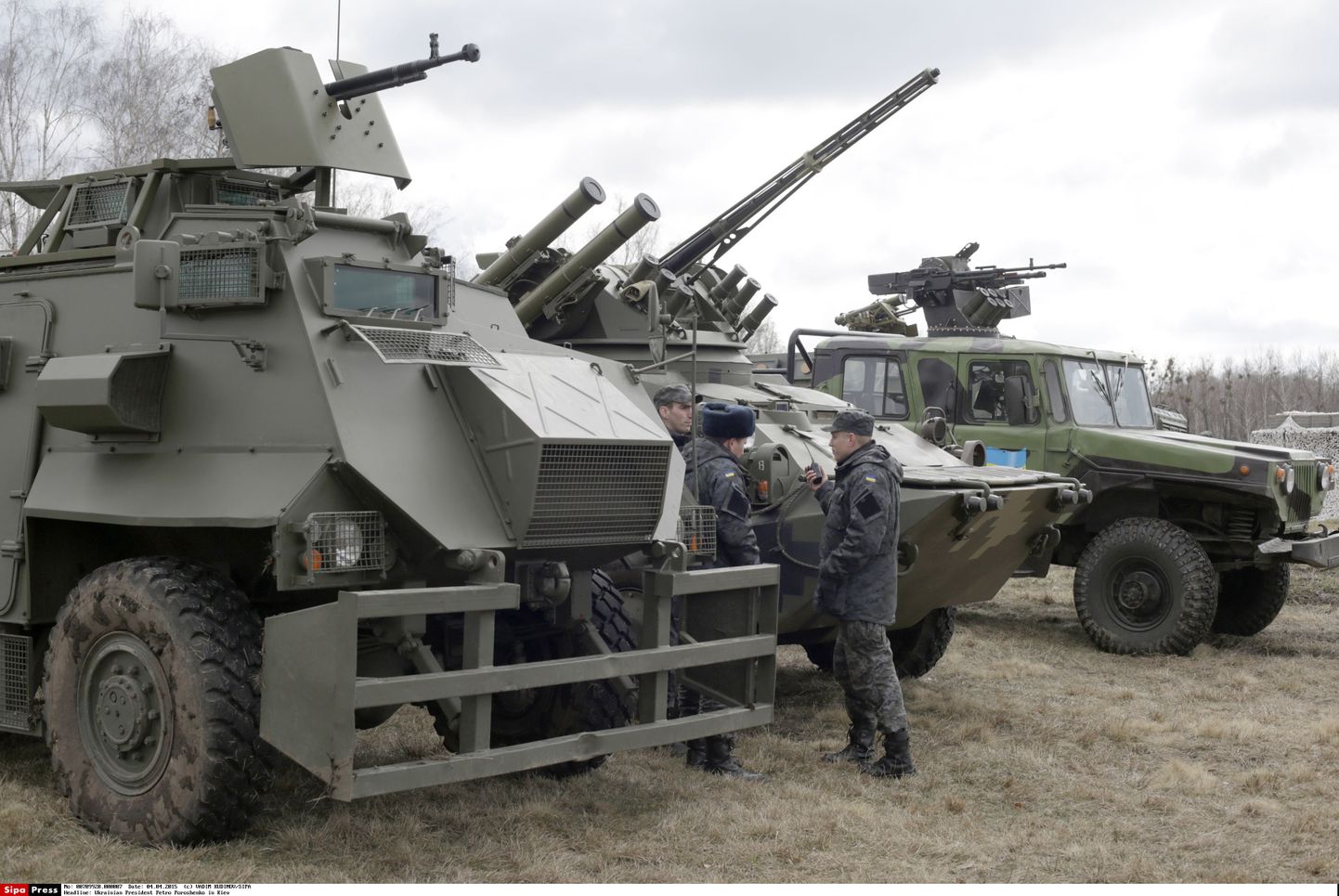 Ukraina sõjaväelased uurivad uut kodumaist sõjatehnikat.