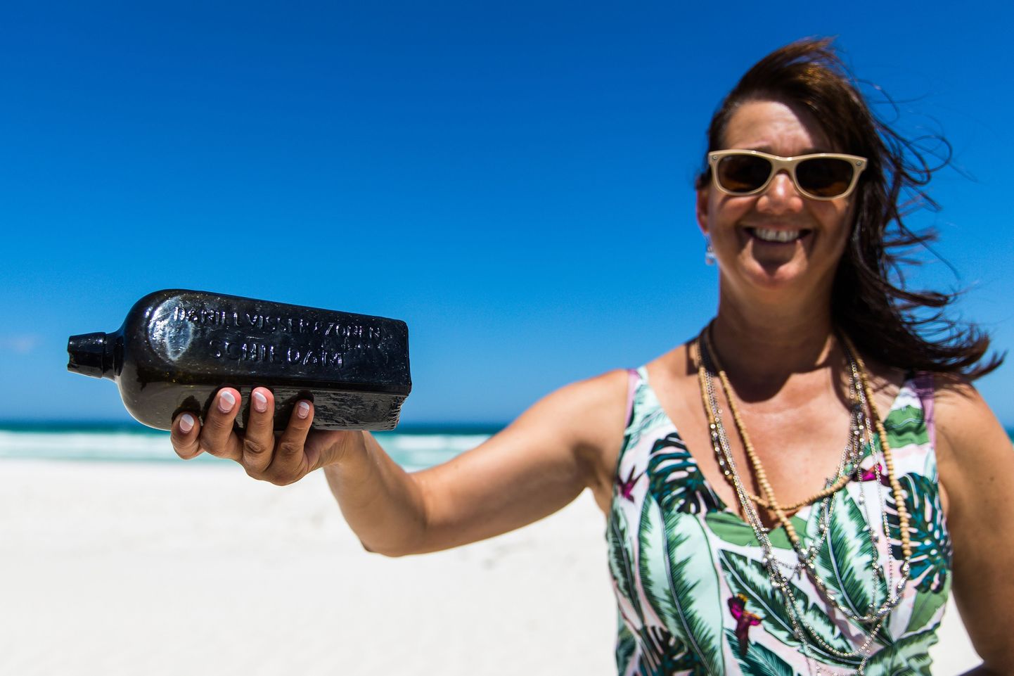 Tonya Illmann hoiab käes maailma vanimat kirja pudelis