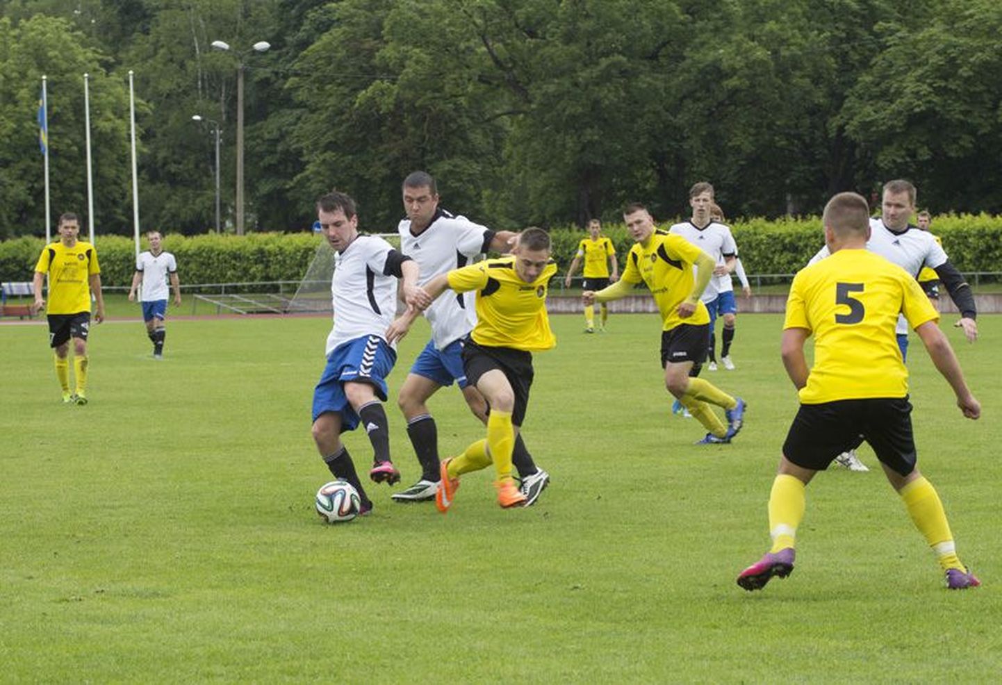 Lääne-Viru jalgpallikoondis (kollases) võõrustas Eesti maakondade vutiturniiril Raplamaa esindust.