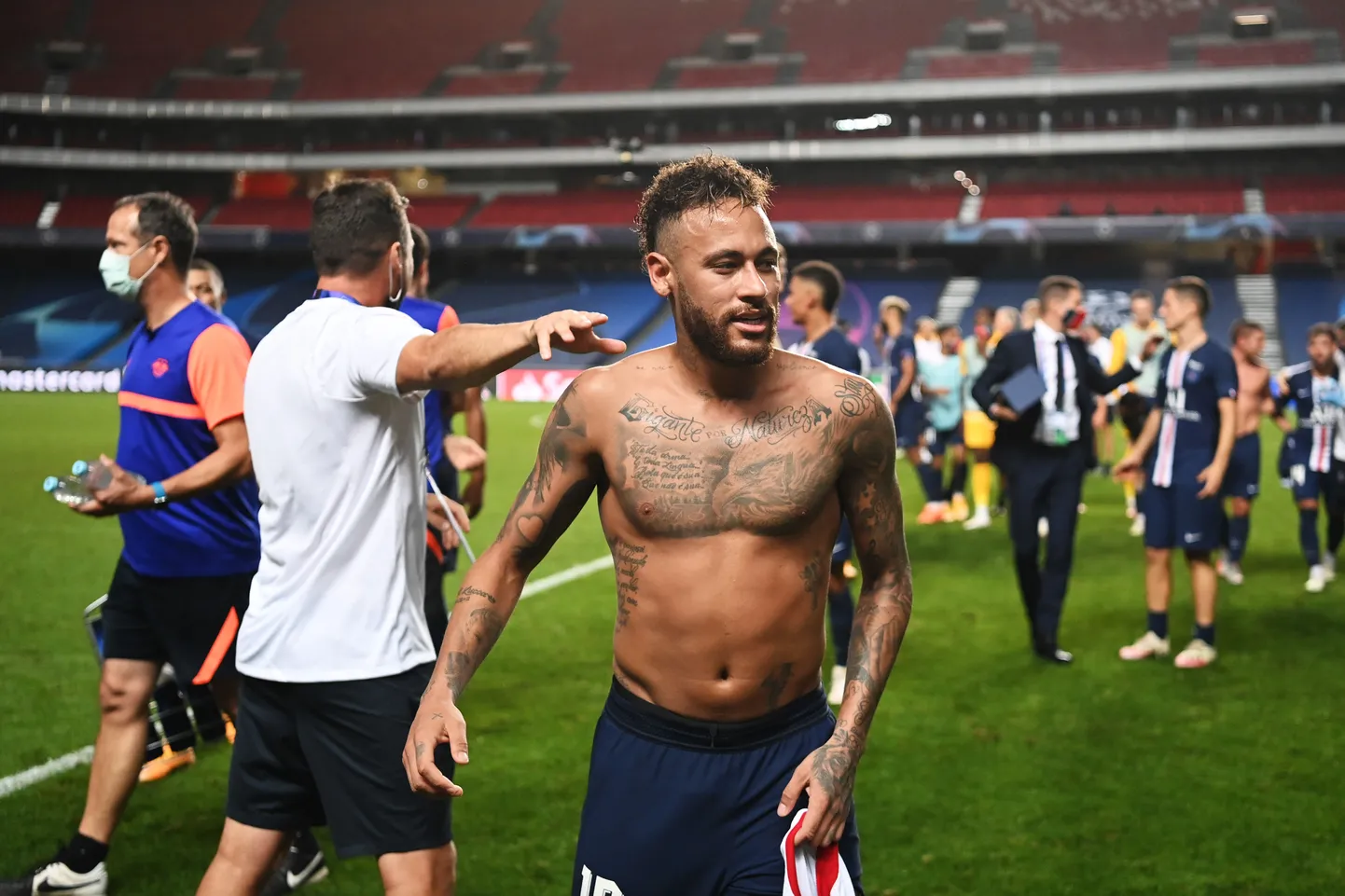 Neymar vahetas Leipzigi mängumehega pärast kohtumist särke, kuid see pole soovitatav.