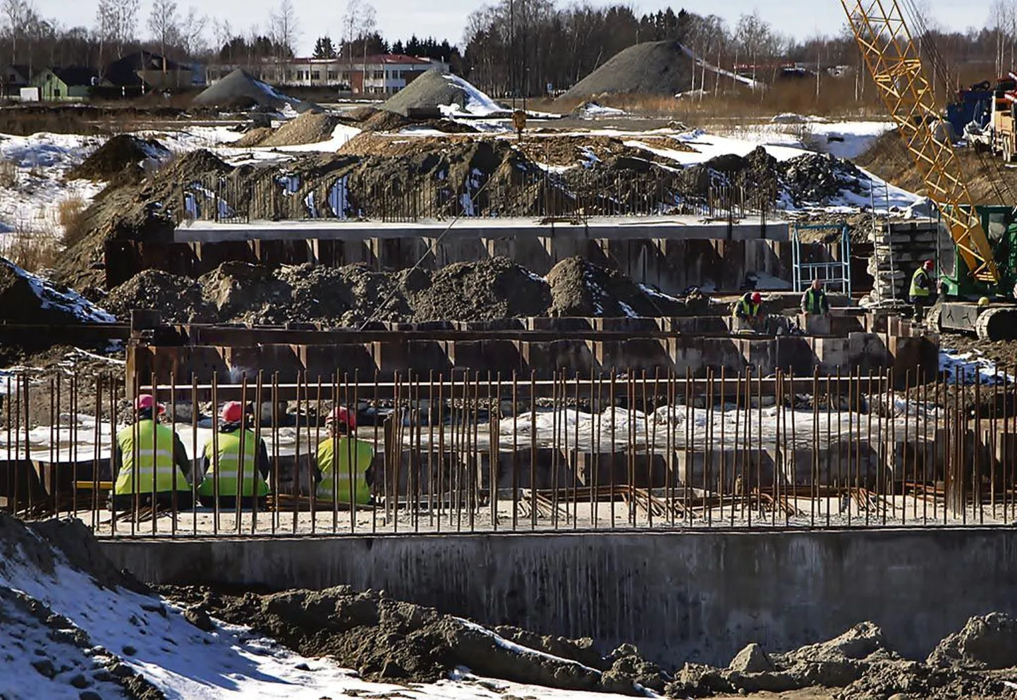 Üle Sauga jõe viivat 70meetrist silda ehitab alltöövõtjana Läti firma SIA TVA Construction, mis on lõunanaabrite suurimaid sillaehitajaid, kuid pole varem Eestis sildu rajanud.
