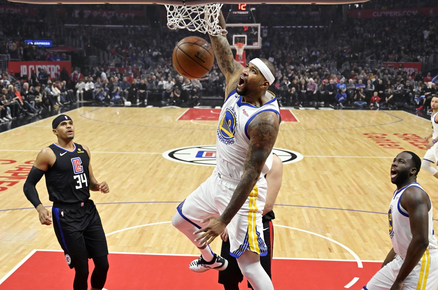 NBA vägilane DeMarcus Cousins tegi Golden State Warriorsi eest kauaoodatud debüüdi.