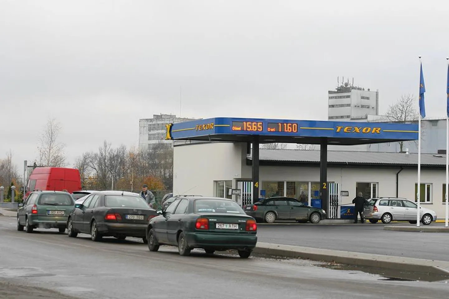 Eile pärastlõunal oli Texori tanklasse kogunenud üsna pikk järjekord autojuhtidest, kes soodsamat kütust soovisid.