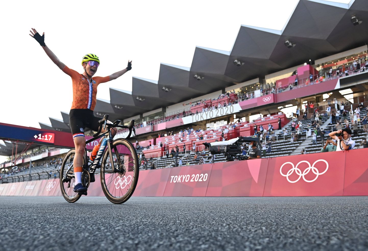 Hollandi jalgprattur Annemiek van Vleuten Tokyo OMi naiste maanteesõidu finišis.
