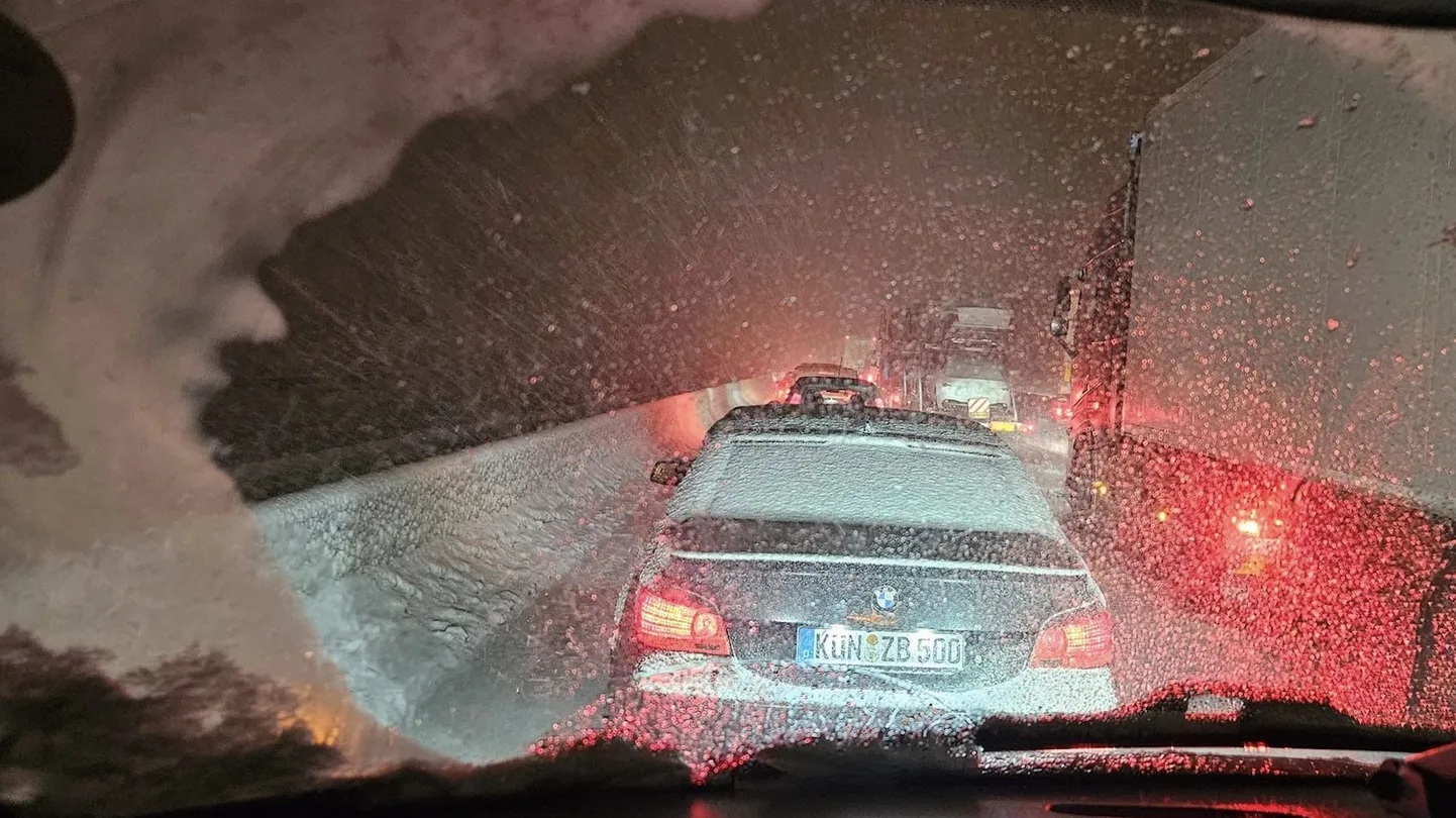 Семья застряла из-за снега на трассе.