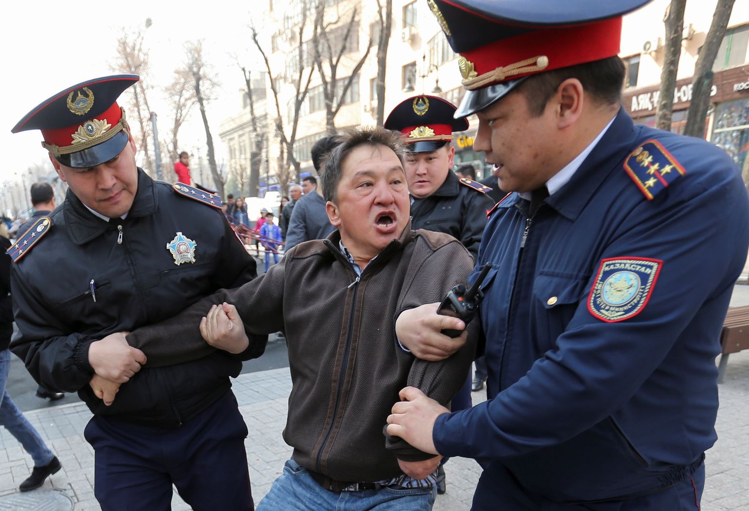 Kazahstānā policija aiztur vairākus desmitus protestētāju