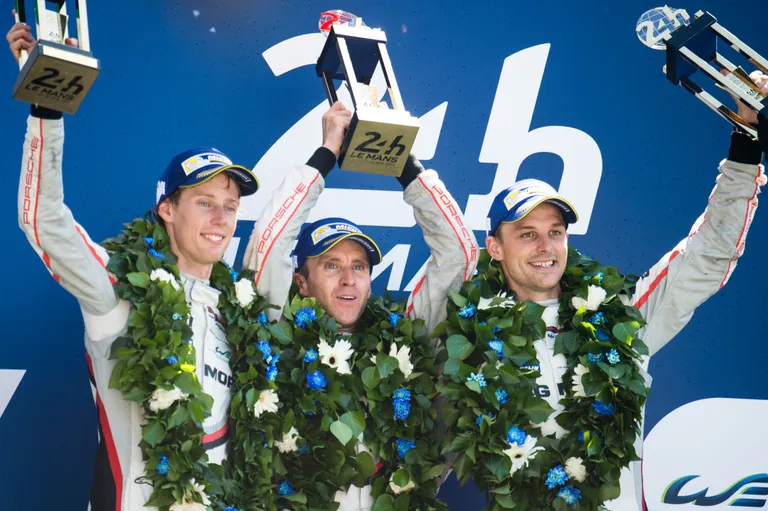 Porsche võidukas meeskond kosseisus Brendon Hartley (Uus-Meremaa), Earl Bamber (Uus-Meremaa), Timo Bernhard (Suurbritannia.) / James Moy Photography/PA Images