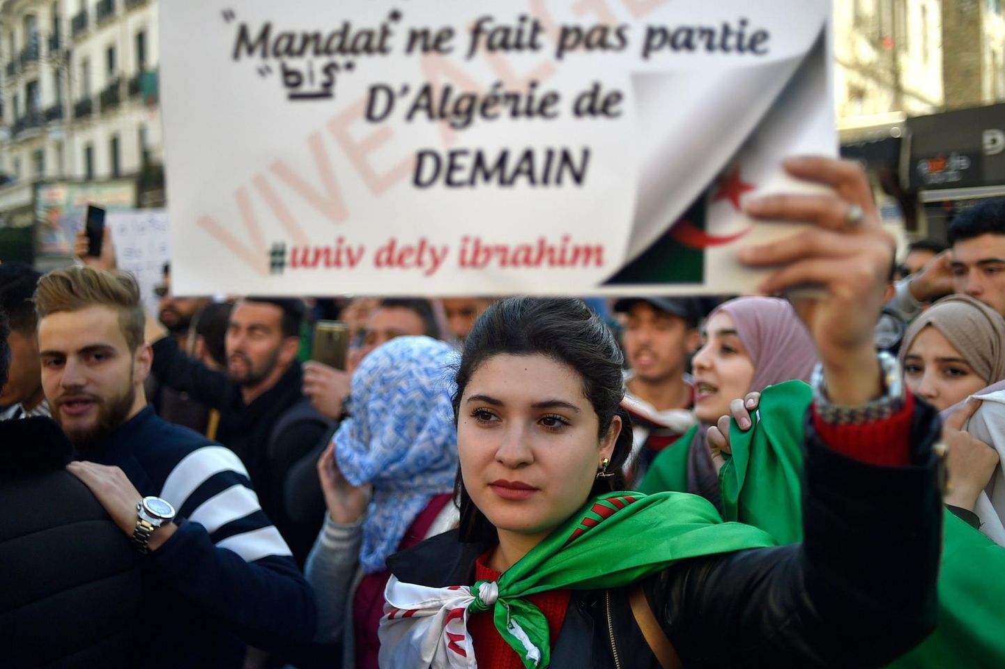 Eile taas Alžiiri tänavatele tulnud tudengid nõudsid, et president Abdelaziz Bouteflika päriselt ametist lahkuks.