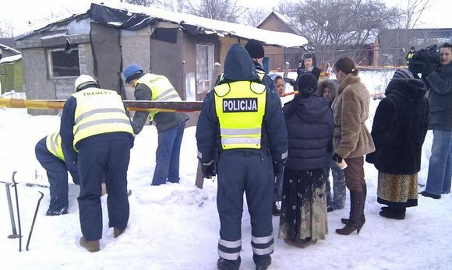 Leedu politseinikud Kirtimai mustlaste taboris.