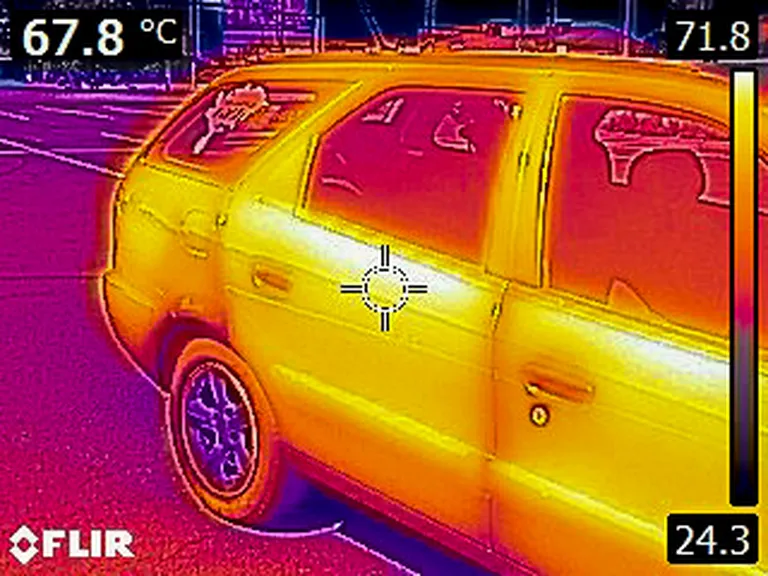 Pikalt päikese käes seisnud must auto.