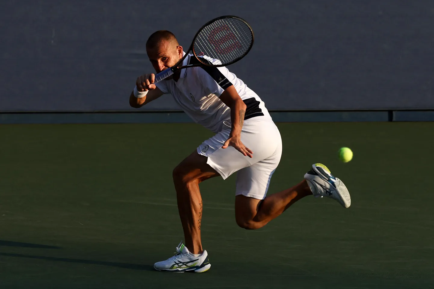 Daniel Evans oli võidukas US Openi läbiaegade pikimas matšis, mis kestis üle viie ja poole tunni.