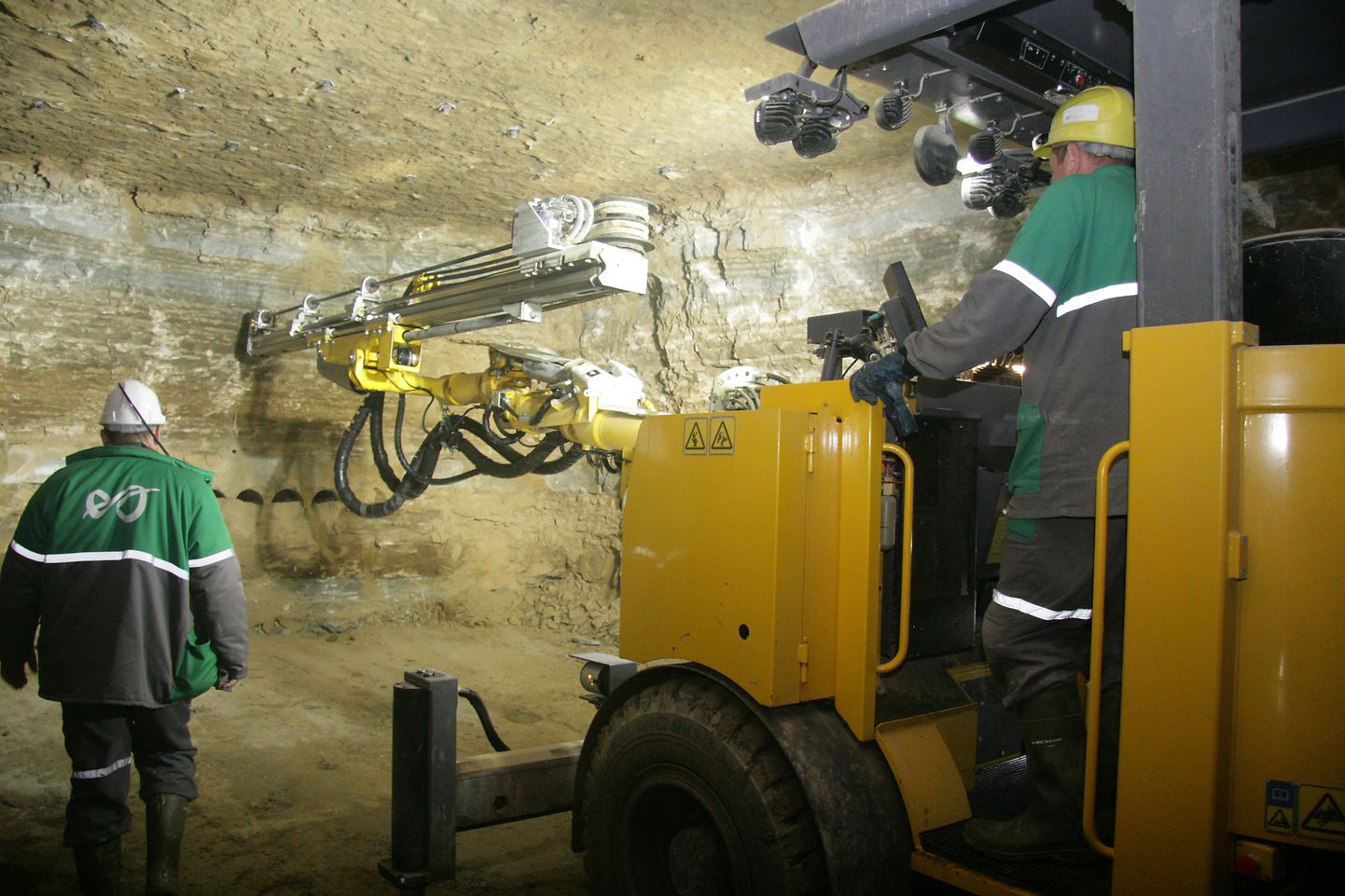 В подземной шахте сложные условия труда, но и там возможно значительно уменьшить негативное влияние на здоровье человека через проектирование рабочей среды.