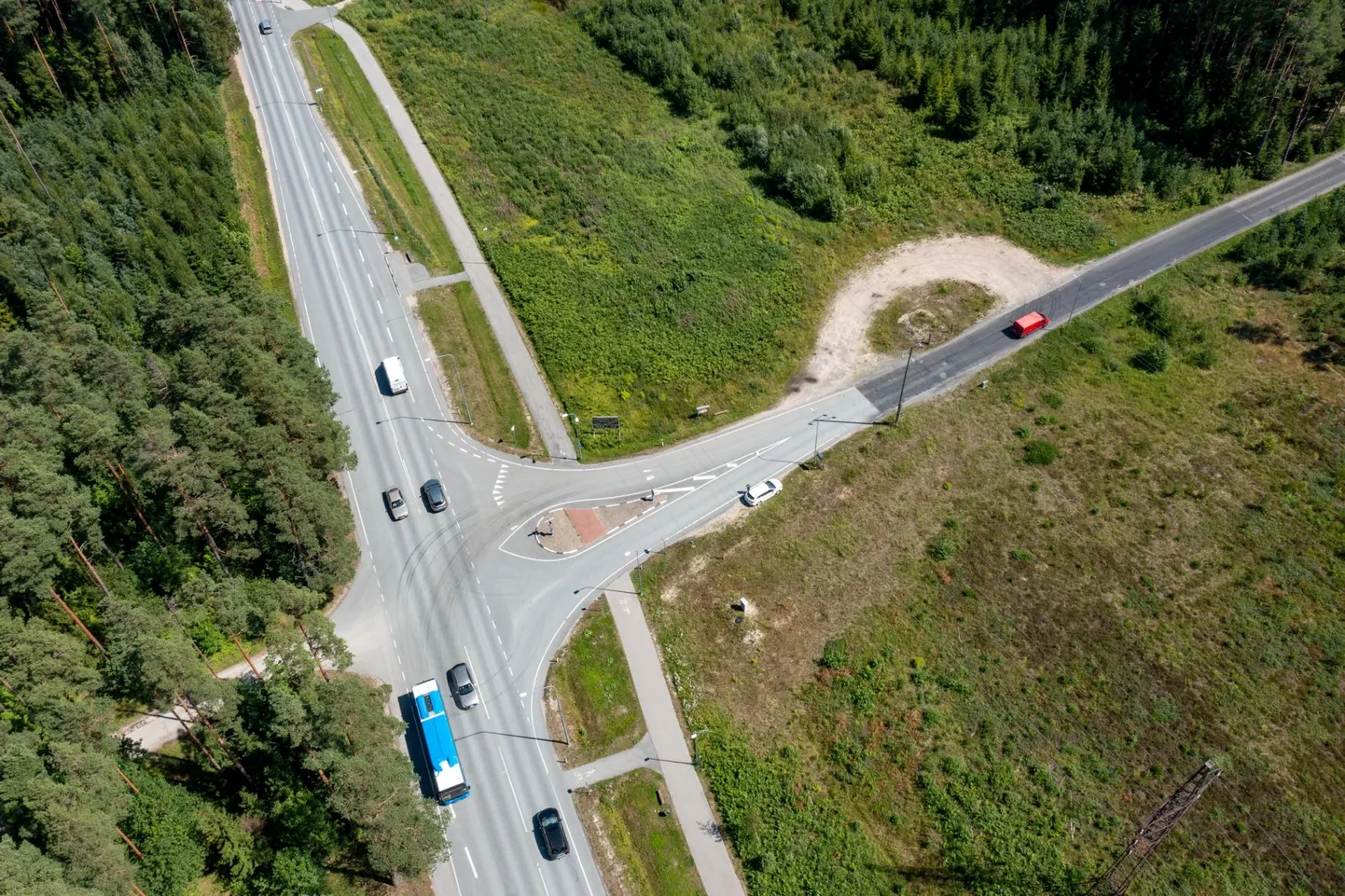 Pärnu–Rakvere–Sõmeru maantee ja Randivälja tee ristmiku juurde tuleb ohutussaarega ülekäigukoht.