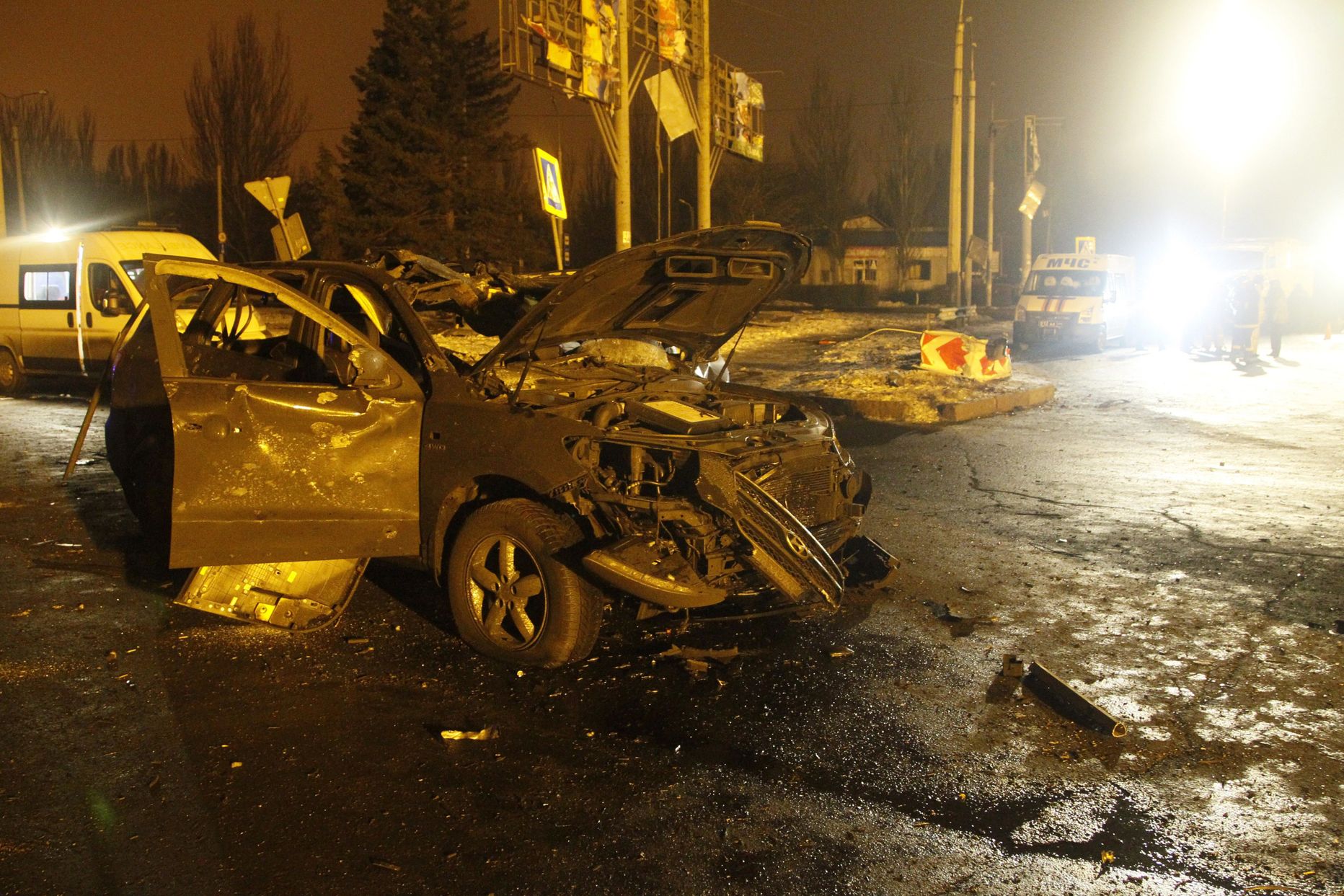 Машина после взрыва на Украине. Фото иллюстративное