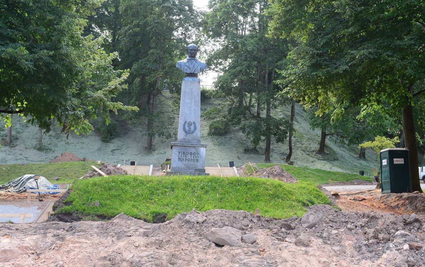 Памятник русскому хирургу Николаю Пирогову покосился уже на 15 сантиметров в сторону улицы Лосси.