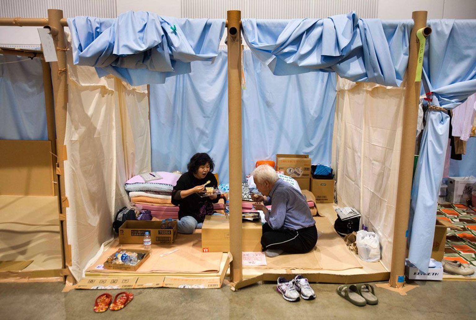 See foto on tehtud Koriyamas asuvas ajutises varjualuses juba eelmise aasta maikuus, kuid paljud evakueeritud jaapanlased on sunnitud tänaseni sellistes tingimustes elama.