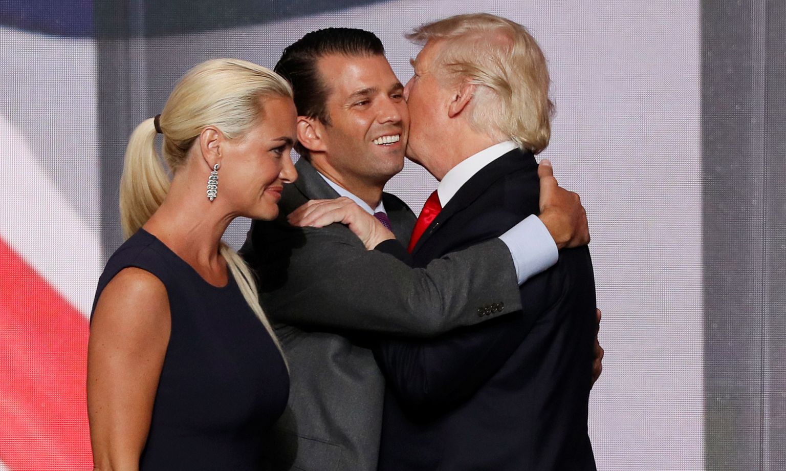 Donald Trump Jr (keskel) kallistab oma isa Donald Trumpi. Esiplaanil Trumpi minia Vanessa.