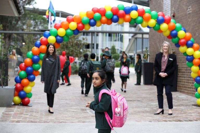 В конце мая многие австралийские дети могли вернуться в школы. Одна из школ Сиднея приветствовала детей воздушными шарами. 