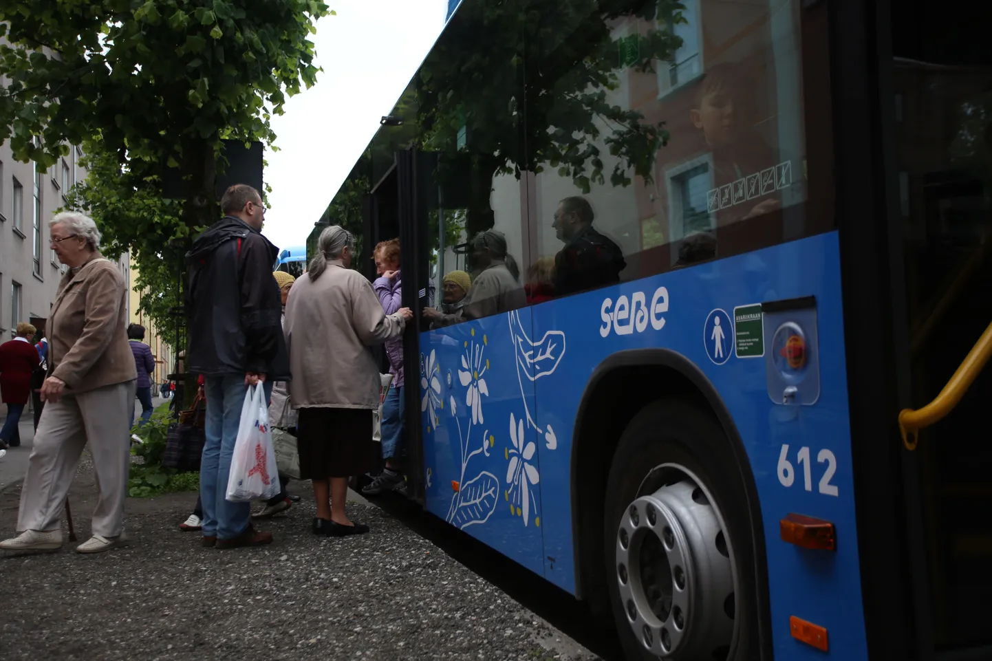 Täna hakkas Pärnu linnaliinidel ja lähiliinidel kehtima elektroonilisel bussikaardil põhinev piletisüsteem ja linnas sõitma uued helesinised valgete pärnaõitega dekoreeritud bussid.