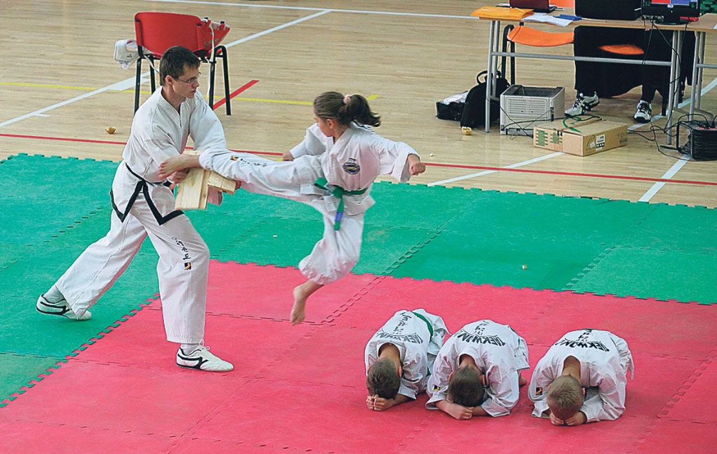 Pärnu taekwondo-turniiri juurde kuulusid nii efektne demonstratsioon kui olümpiaversiooni elektroonikat ja andureid täis varustuses võistlemine.