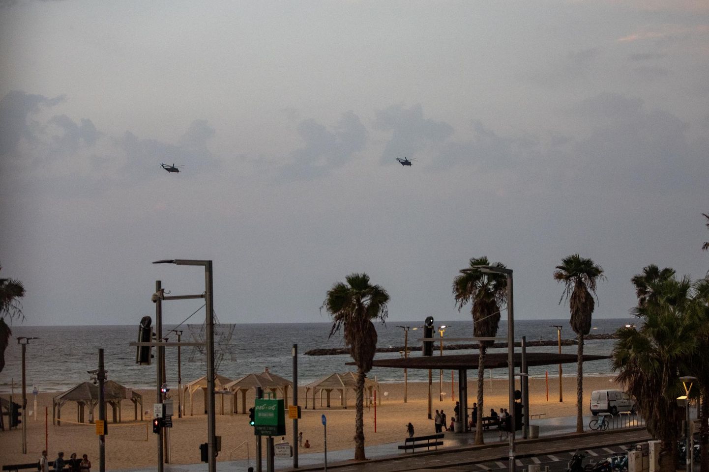 Вертолеты израильской армии пролетают над пустынным пляжем Тель-Авива.