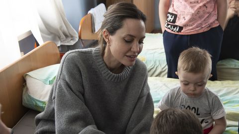 Анджелина Джоли посетила прифронтовой город в Украине