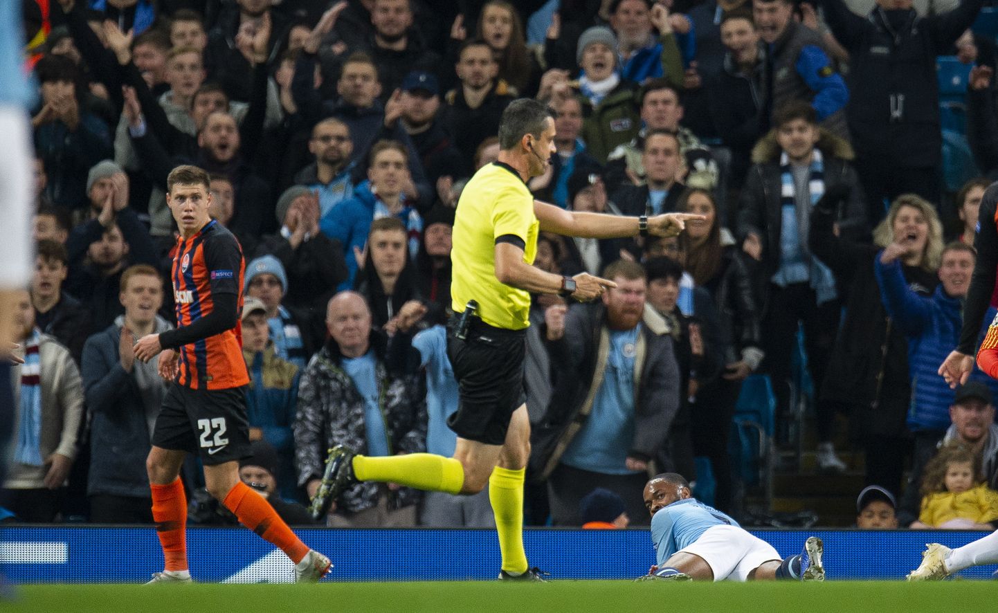 Viktor Kassai on määranud penalti Manchester City kasuks. Hiljem selgus, et City ründaja Raheem Sterling kukkus selles olukorras ise. See otsus võib saada VARi toomisel Meistrite liigasse määravaks.