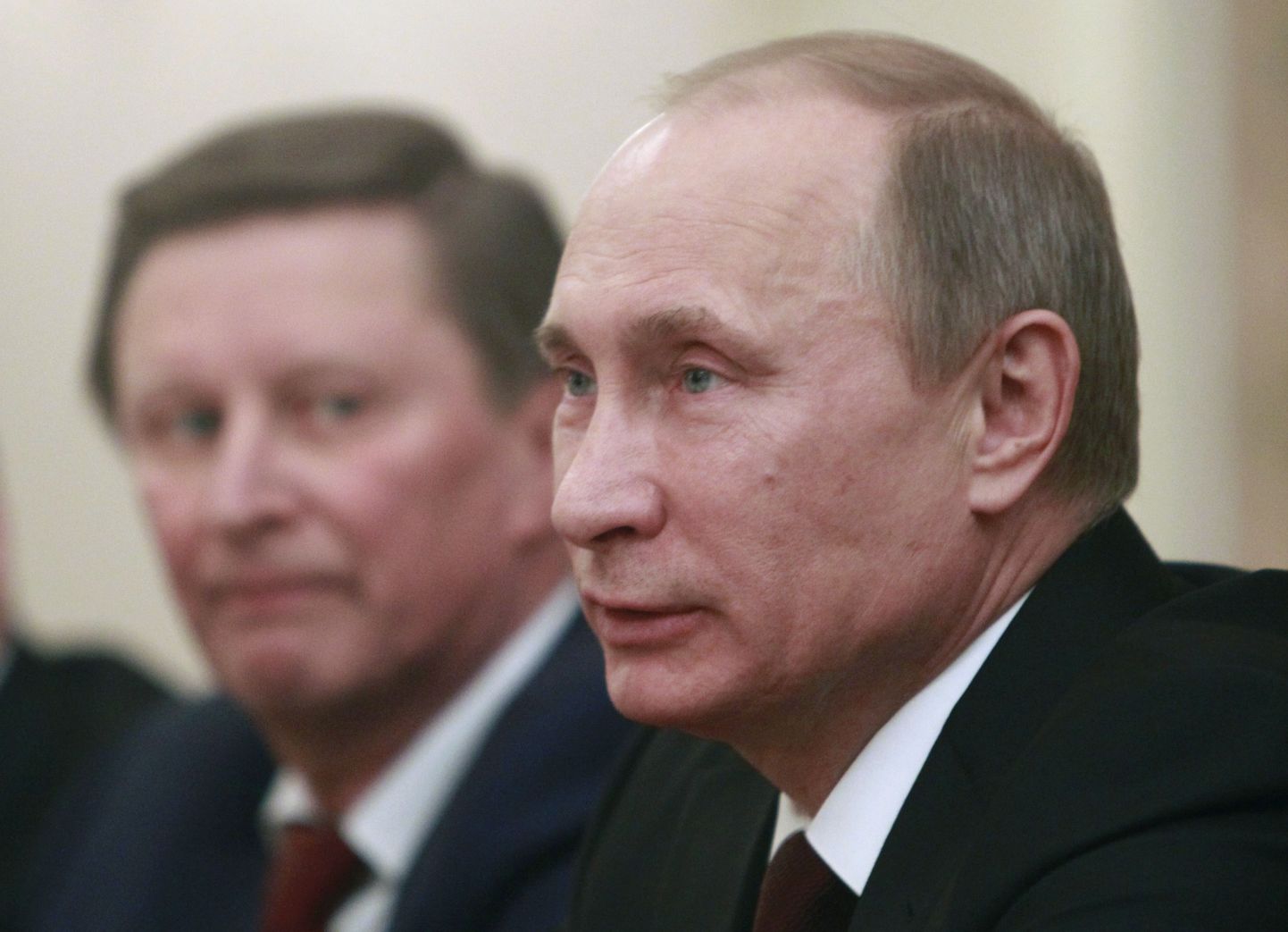 Vene president Vladimir Putin (esiplaanil) koos administratsiooni ülema Sergei Ivanoviga.