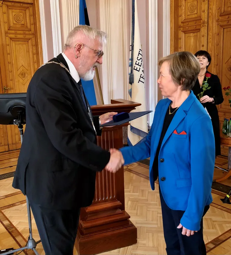 Virve Kurnitski (paremal) Eesti teaduste akadeemia president Tarmo Soomerega.