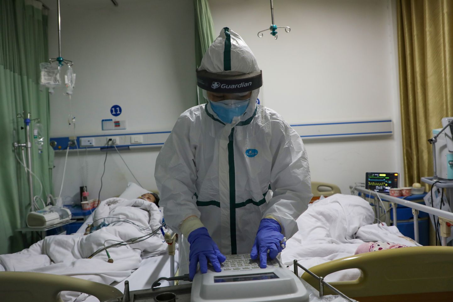 Kaitserõivastes arst uurimas Wuhanis Caidiani linnaosas asuvas haiglas koroonaviirusesse nakatunute seisundit