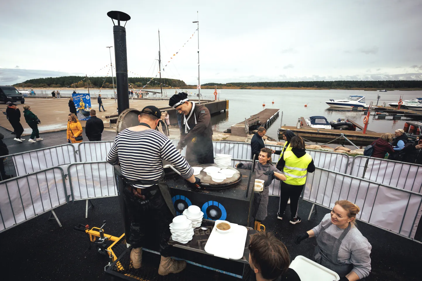 Tasuta silmusupist on kujunenud Narva-Jõesuu silmufestivali firmamärk. Ka tänavu jagati lühikese ajaga laiali 300 liitrit ehk 800 portsjonit suppi ning nagu ikka, oli seda pakkumas Narva-Jõesuu linnapea Maksim Iljin isiklikult.