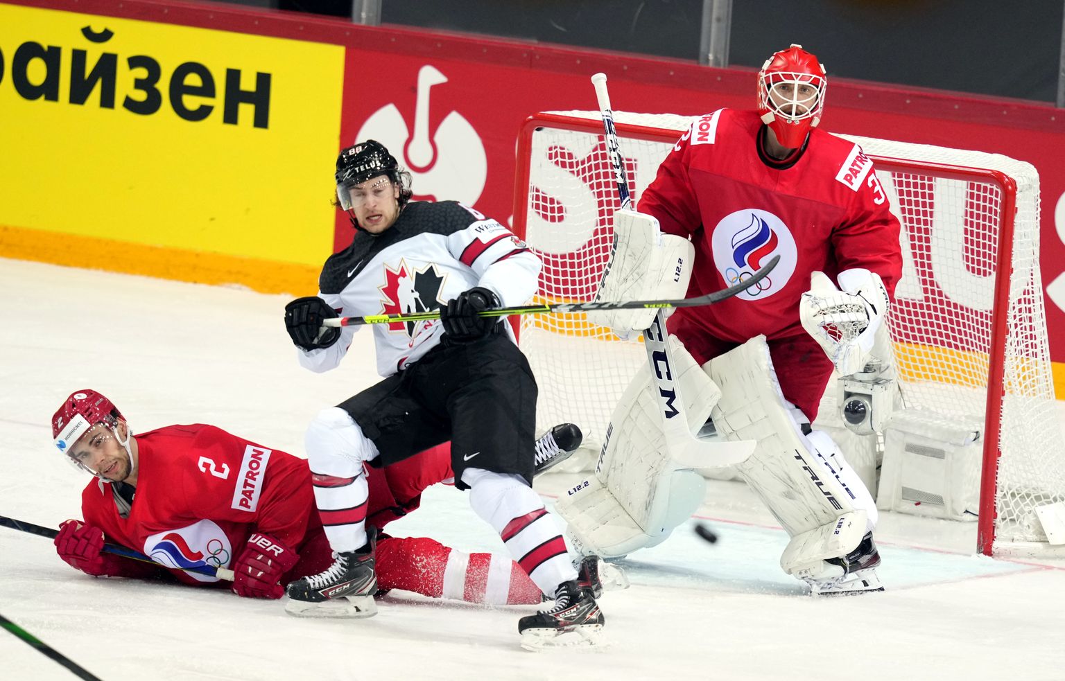 Pasaules čempionāta spēle hokejā starp Kanādas un Krievijas valstsvienībām "Olimpiskajā sporta centrā".
