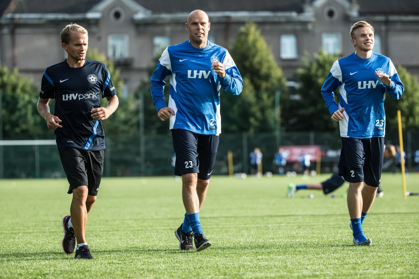 Joel Lindpere (keskel).