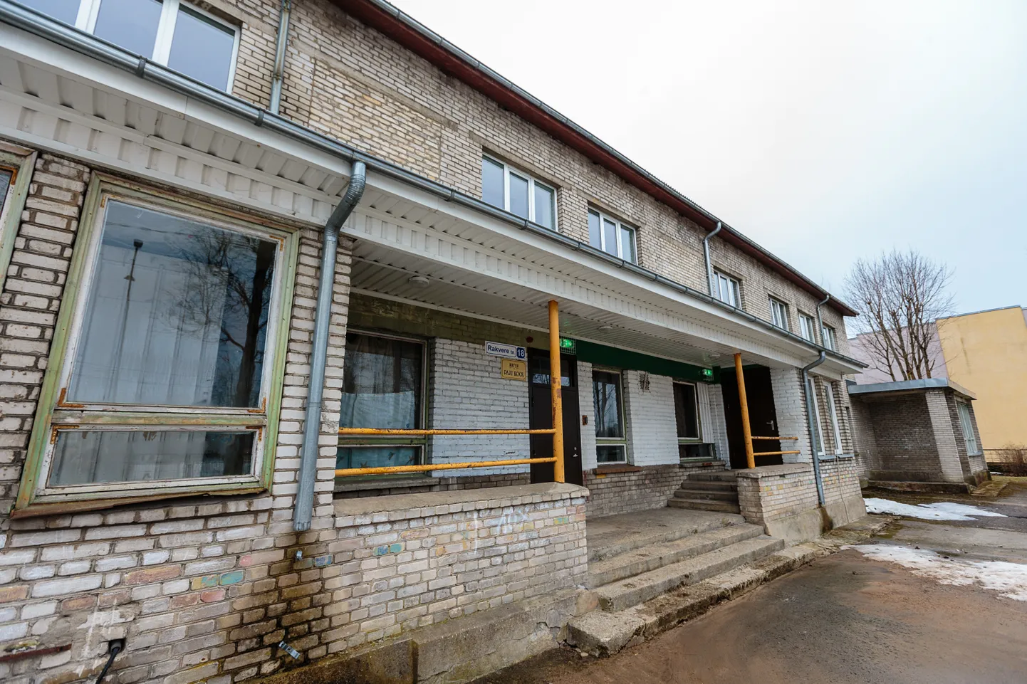 Narva Paju kooli õpilaskodu. Sinna 2015. aastal paigaldatud evakuatsiooni- ja avariivalgustus töötab tänini korralikult, ent enne käesolevat riigikohtu otsust keeldusid Narva võimud ehitajale selle eest maksmast.