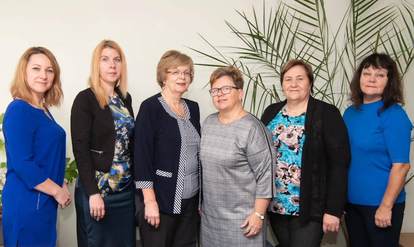15aastase Ida-Virumaa naiste tugikeskuse-varjupaiga abistamistiim: Irina Vesselova, Karoli Põllumäe, Ene-Eha Urbala, Jana Tanissaar, Lilli Andrejev ja Veera Juhanson. Sama pilt ehib pildiraamatu kaant, mis sünnipäevaks üllitati.