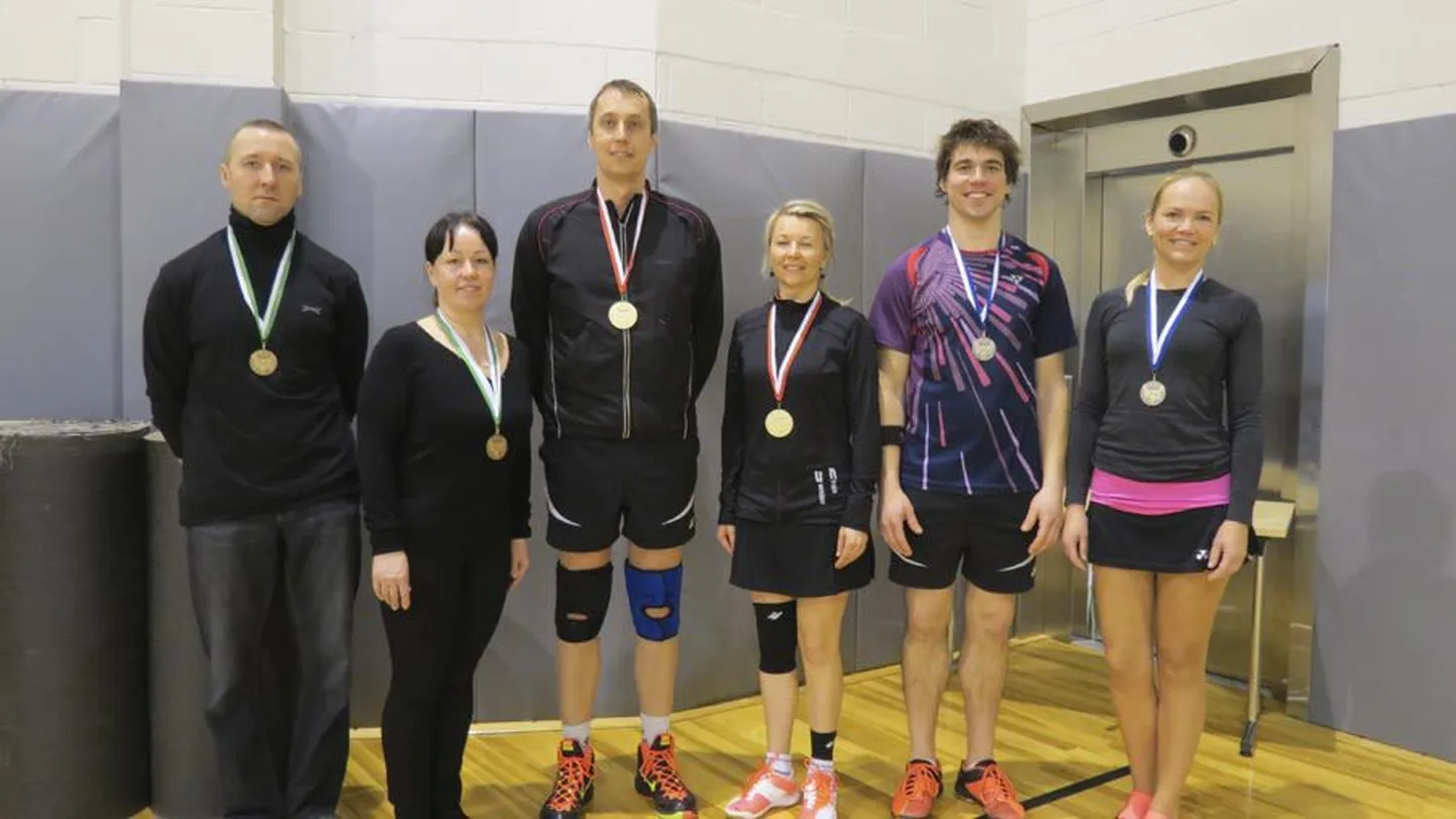 Viljandimaa sulgpalli segapaarismängu tugevama liiga kolm paremat võistkonda: kolmanda koha saanud Meelis Aule (vasakult) ja Tiina Aule, võitjad Heimar Mirka ja Kätlin Saar ning teise kohaga lõpetanud Oliver Viigand ja Reet Volt.