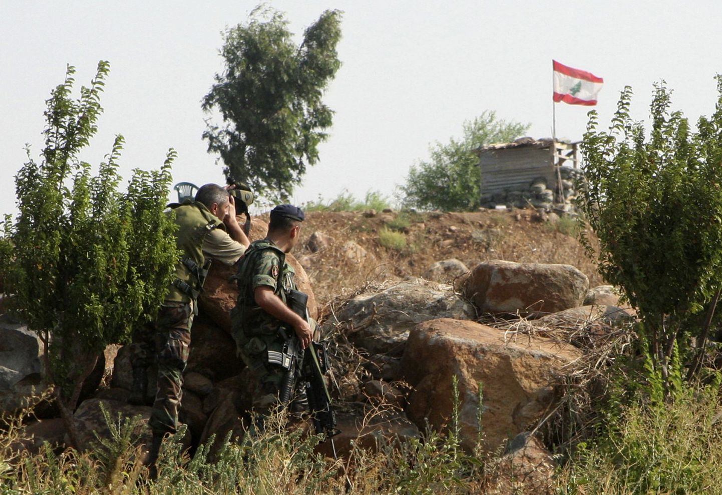 Liibanoni sõdurid on oma positsioonidel Wazzani küla lähistel.