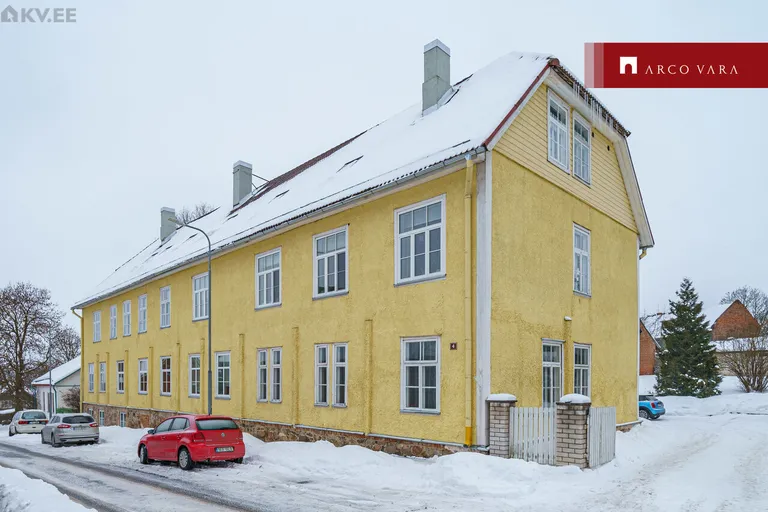 Müügis olev korter asub maja esimesel korrusel.