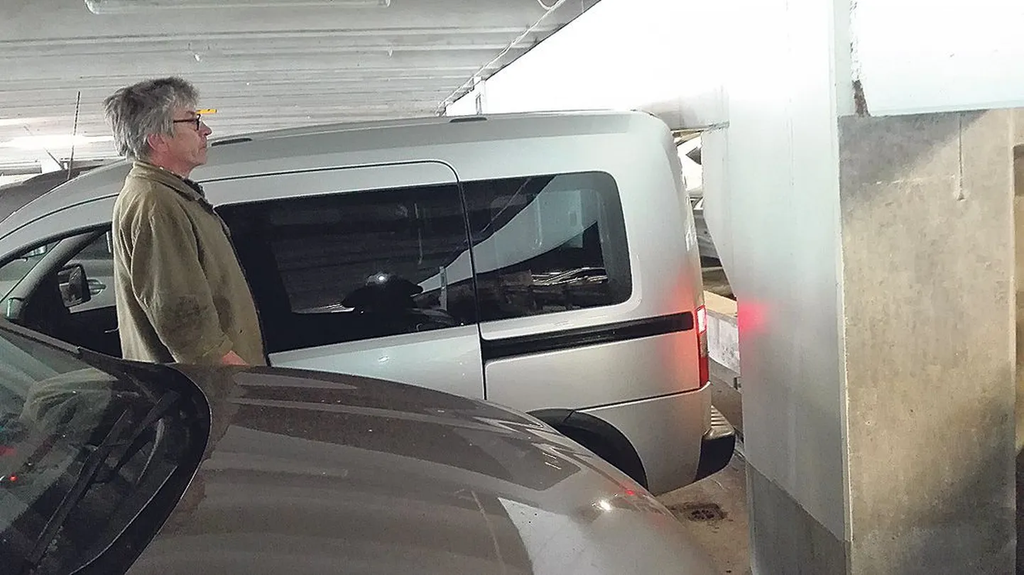 Andres Lehtjärv tõdes Tasku parklas oma Opel Combo kõrval seistes, et kuna hoiatused puuduvad, võib seal kõrgema masinaga hõlpsalt vastu kandetala tagurdada. Temal just nii juhtuski.