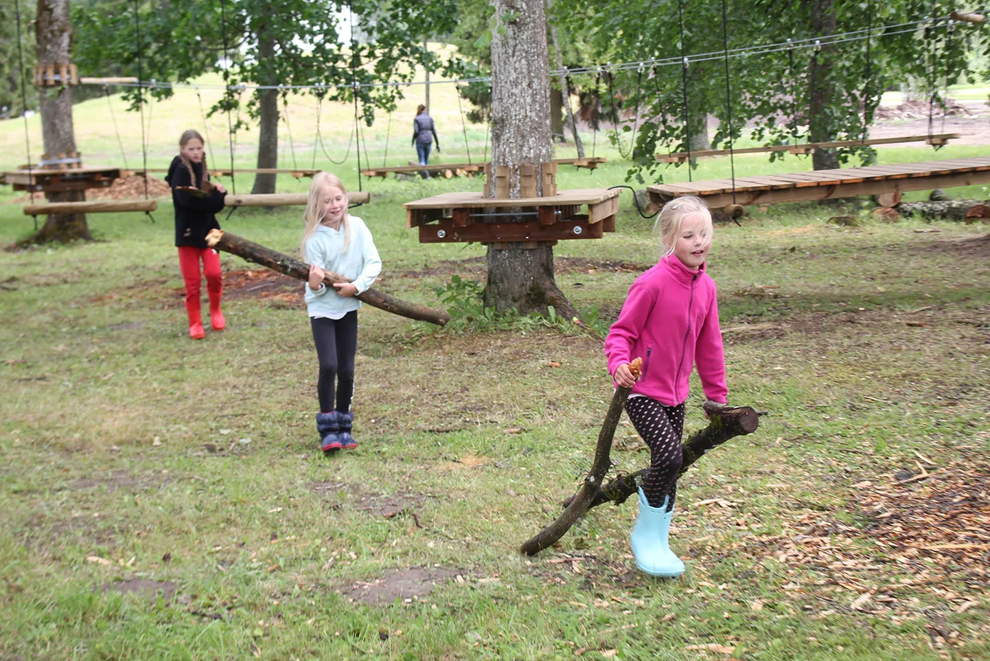 Paide tüdrukud Laura Maine (ees), Johanna Kristina Meesak ja Paula-Lota Trumsi tulid välja koristustalgute mõttega, et äsjavalminud Peetri pargi madalseiklusraja ümbrus oleks paremas korras.