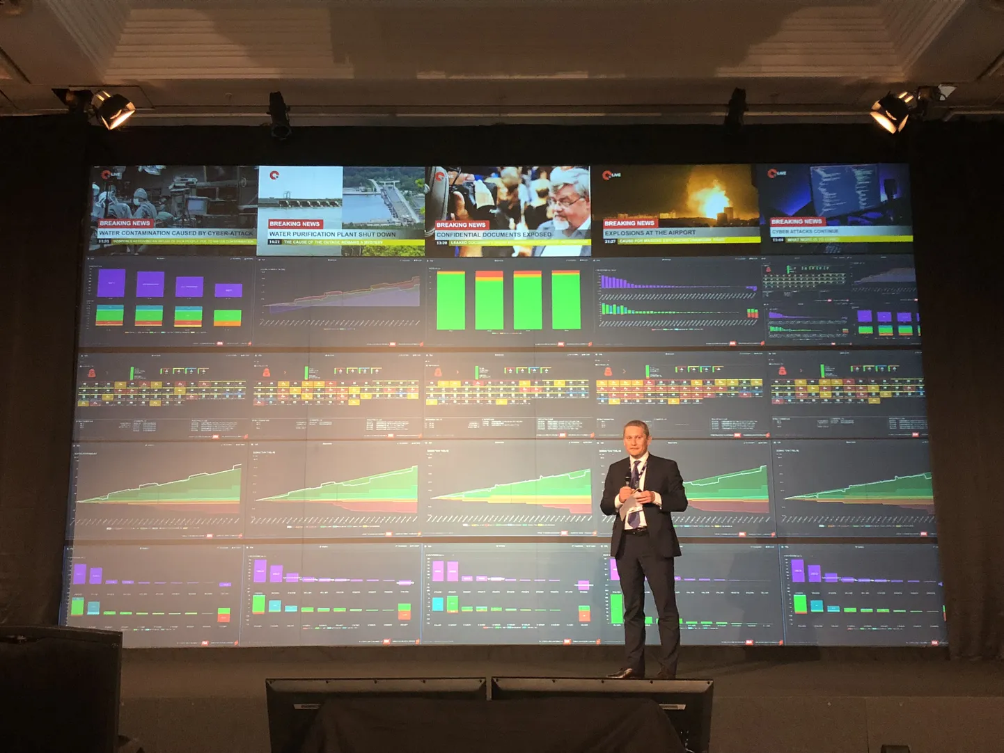 CybExer Technologies’i juhatuse esimees Andrus Kivisaar tutvustamas NITEC 18 konverentsil alliansi tippjuhtidele Eesti ettevõtte auhinna pälvinud tehnoloogiat.