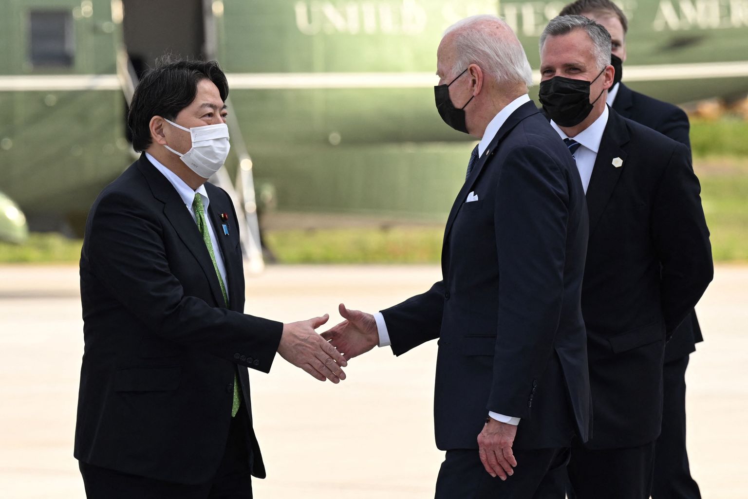Jaapani välisminister Yoshimasa Hayashi tervitab riiki visiidile saabunud USA presidenti Joe Bidenit.